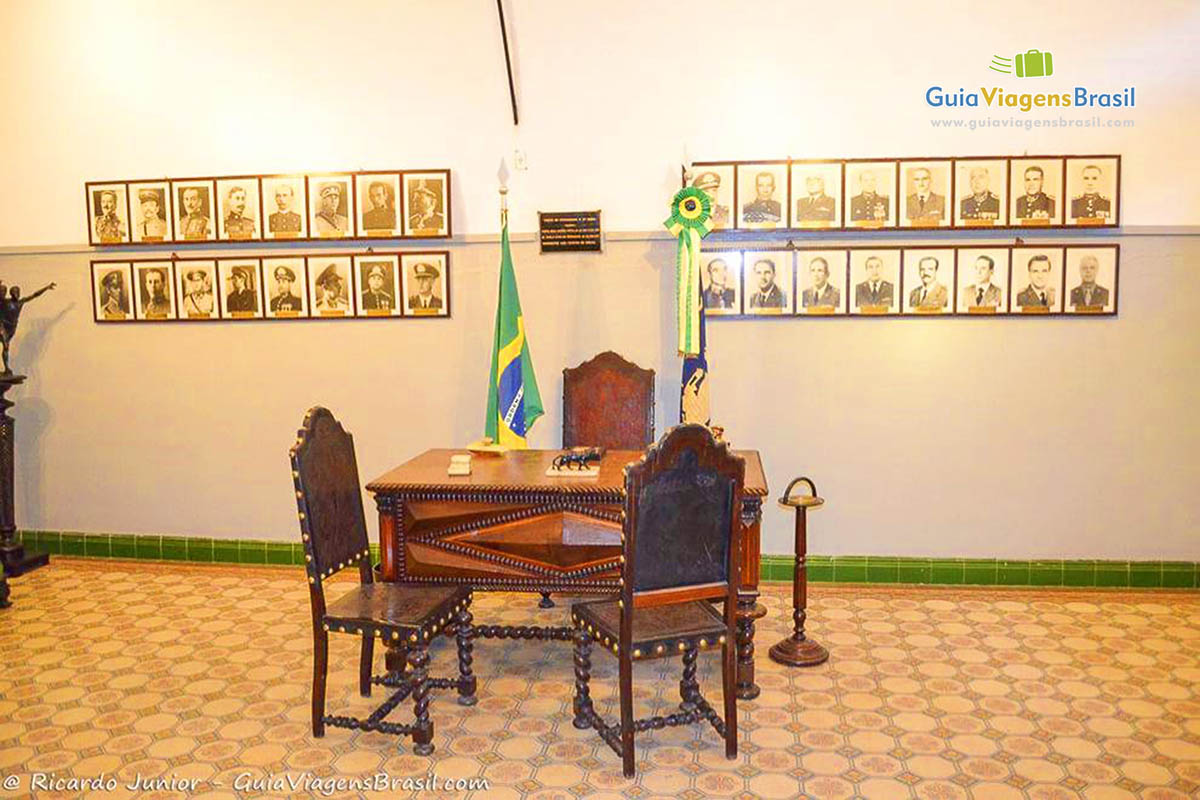 Imagem da sala dos oficiais.