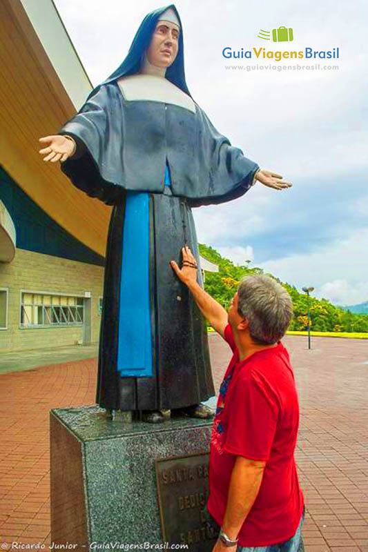 Imagem de senhor nos pés da Santa Paulina.