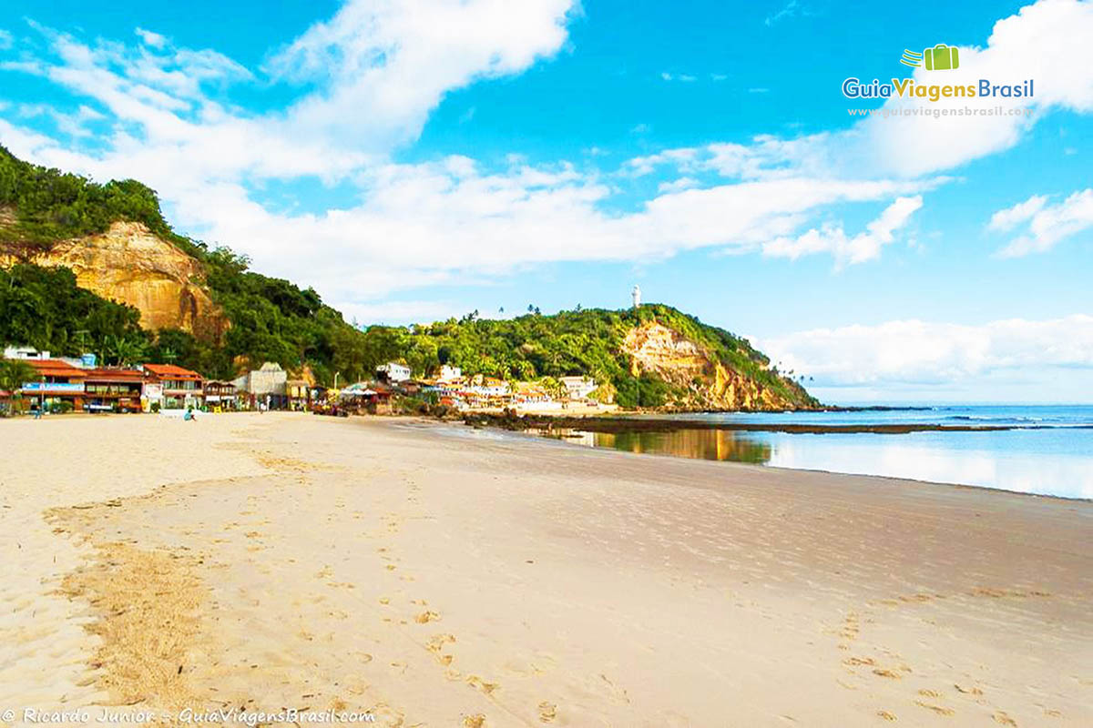 Imagem das areias e ao fundo o mar da praia.