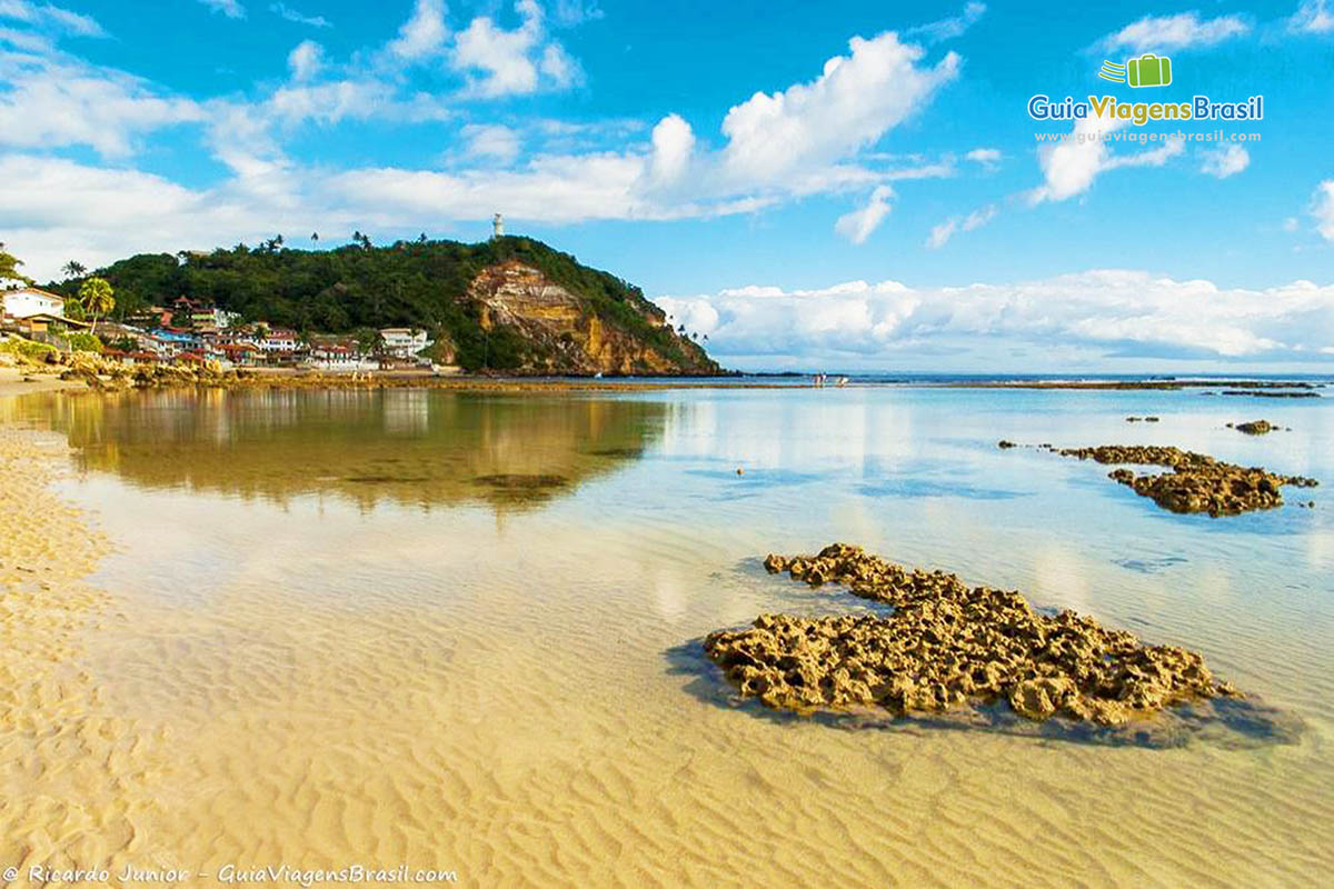 Imagem de recifes na beira da linda praia.