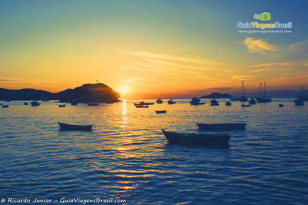 Imagem da fantástica paisagem do fim de tarde da Praia da Armação, em Búzios.