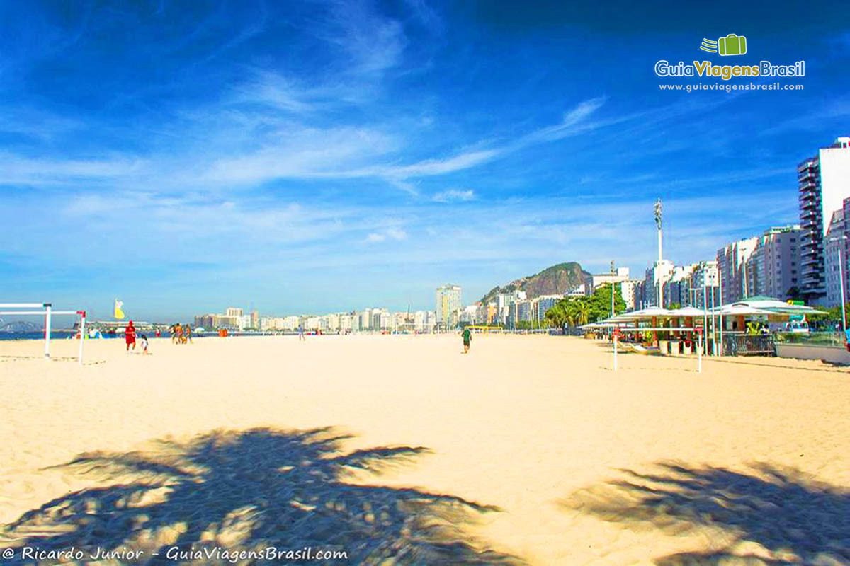 Imagem de sombras de coqueiros nas areias da linda Praia de Copacabana.