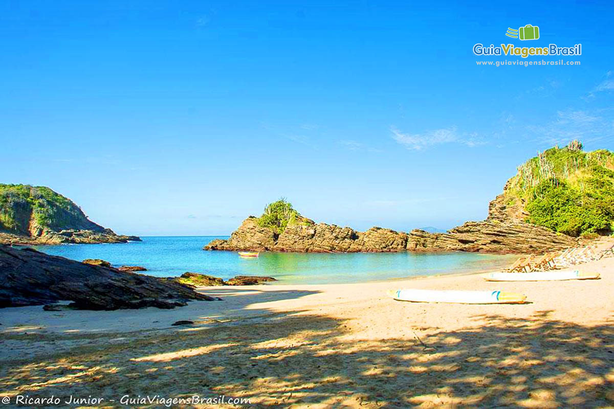 Imagem de caiaques e cadeiras de praia na charmosa Praia Ferradurinha, em Búzios.