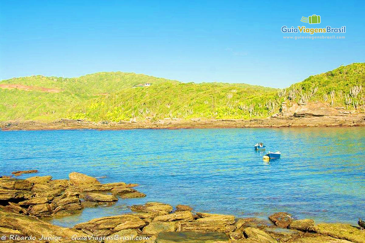 Imagem do sossego na Praia do Forno, ideal passeio com a família.