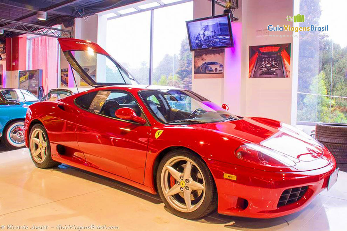 Imagem de uma Ferrari para os admiradores.