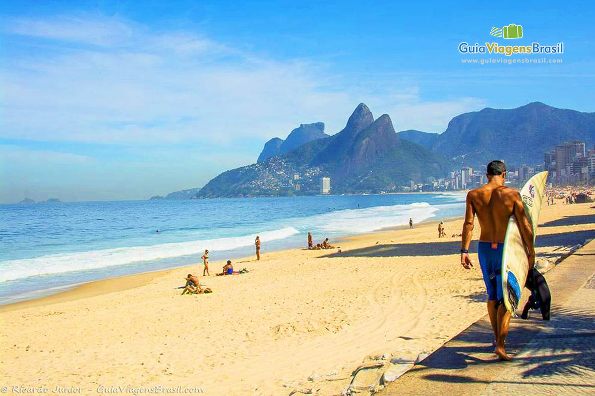 Imagem da bela e charmosa Praia de Ipanema, tão badalada.