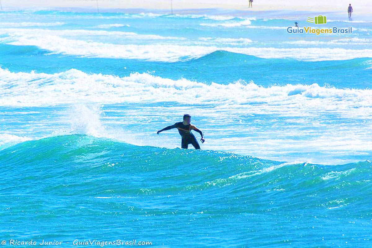 Imagem de surfista pegando onda na Joaquina.