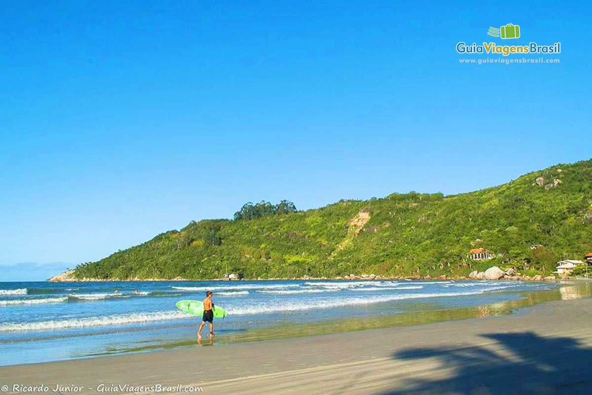 Imagem de surfistas na linda Praia Conceição.