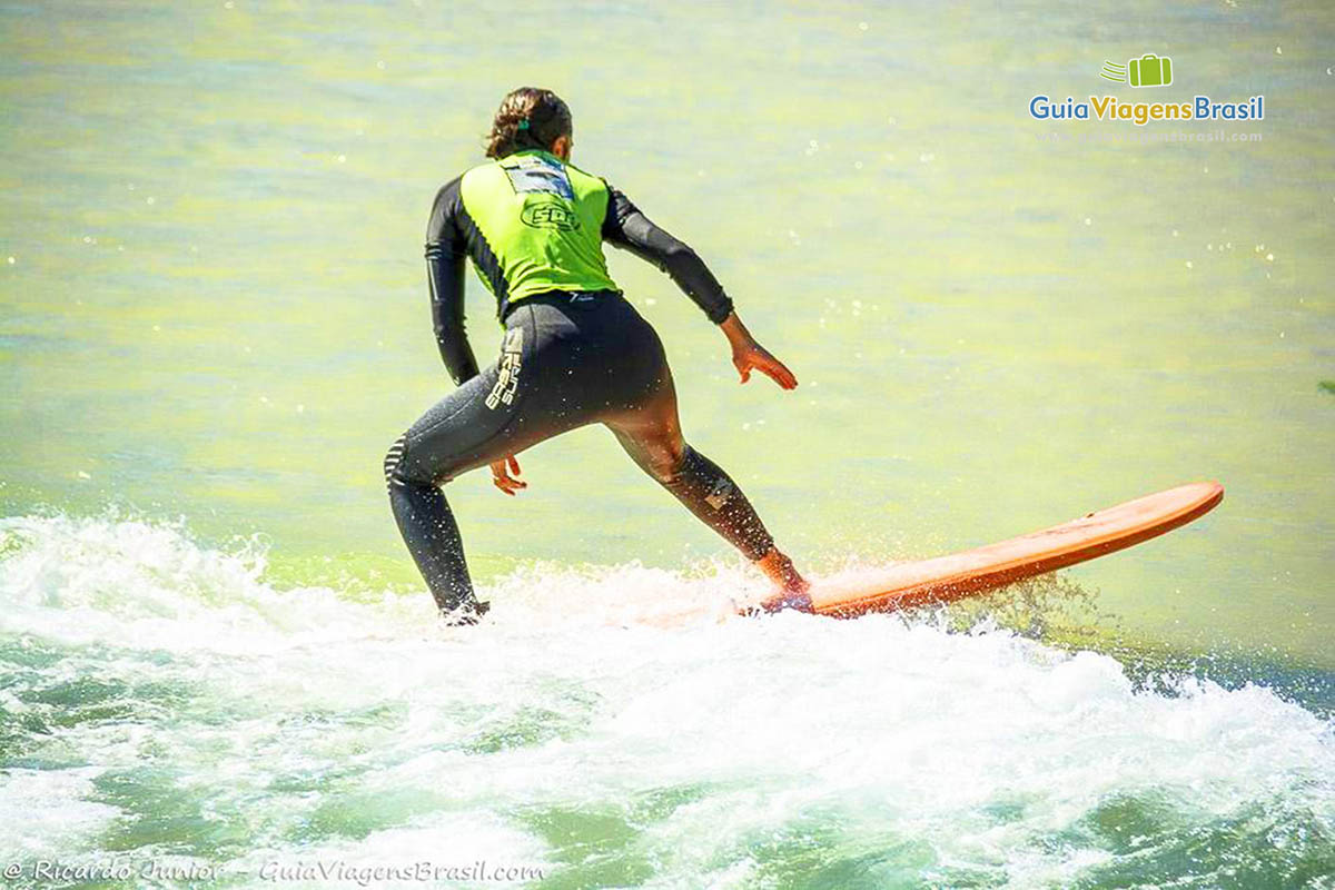 Imagem de manobras do surfista na Praia Joaquina.