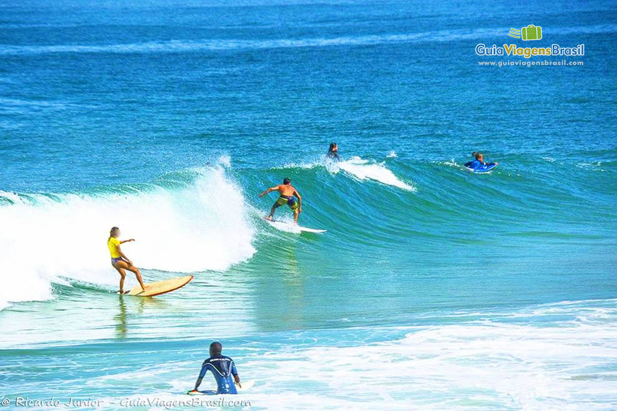 Imagem de meninos  e meninas as ondas da Praia Arpoador.