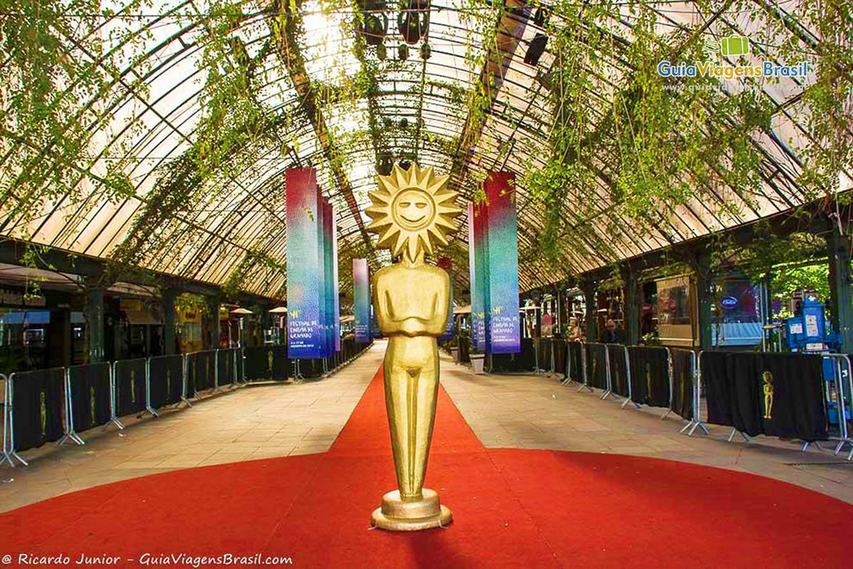 Imagem da estátua do Kikito no Festival de Gramado.