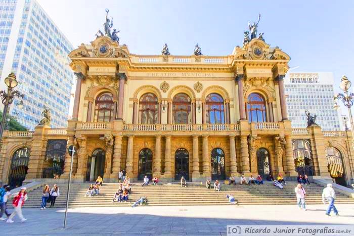 Imagem do Teatro Municipal, maravilhosa arquitetura e a noite todo iluminado consegue se ainda mais bonito.