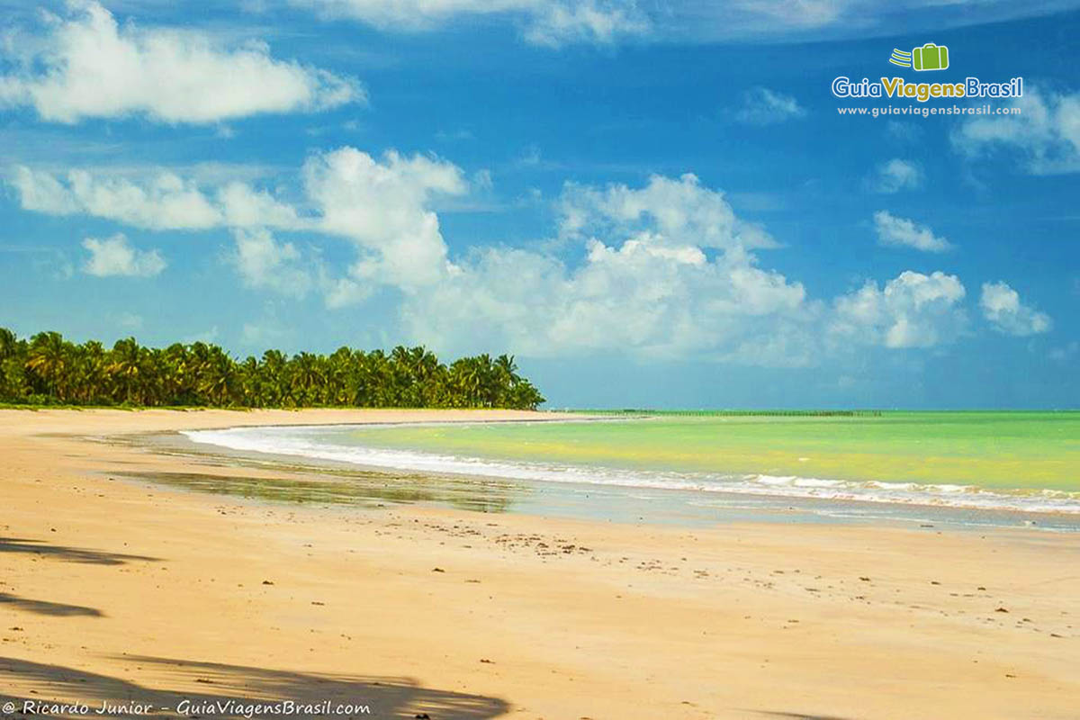 Imagem da tranquila Praia Ipioca.