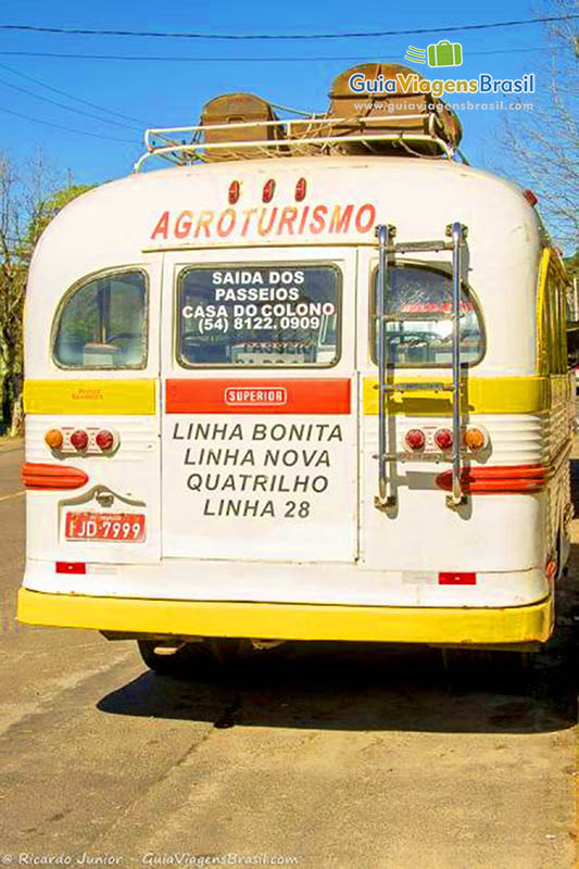 Imagem da parte de trás do charmoso ônibus.