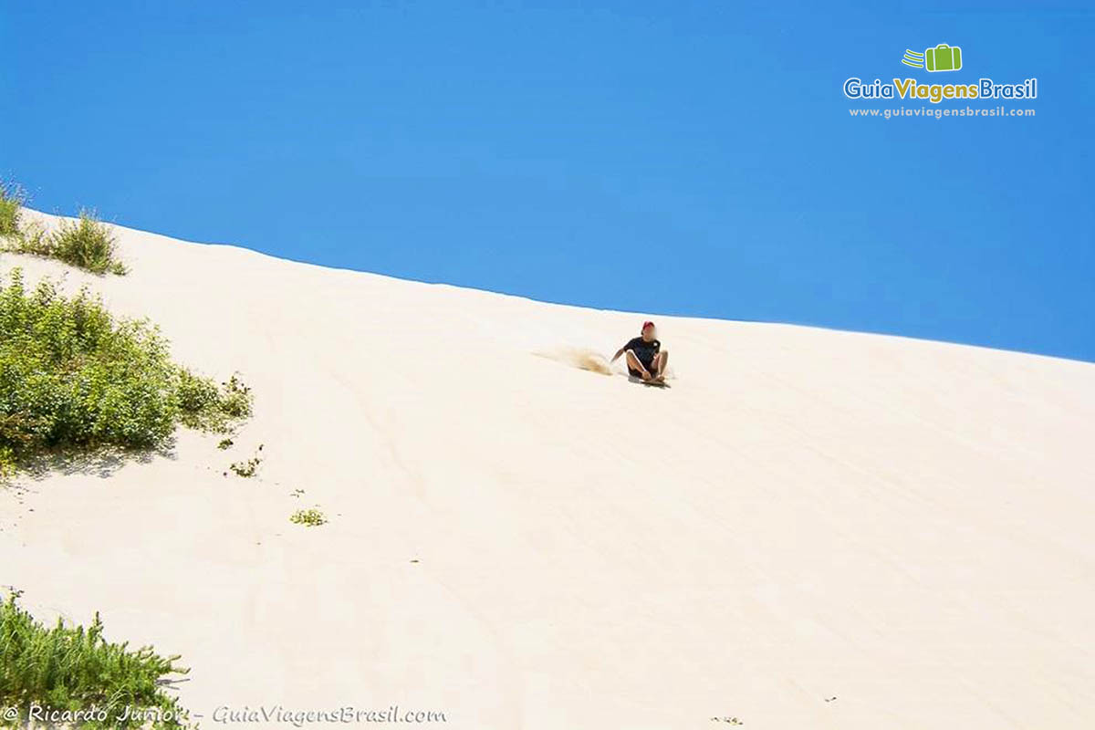 Imagem de turistas se esbaldando das Dunas Siriu.