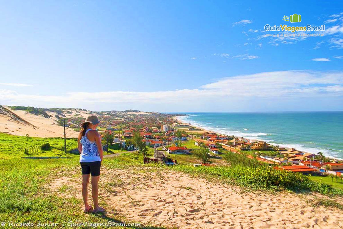 Imagem de turistas no mirante admirando a Praia de Búzios.