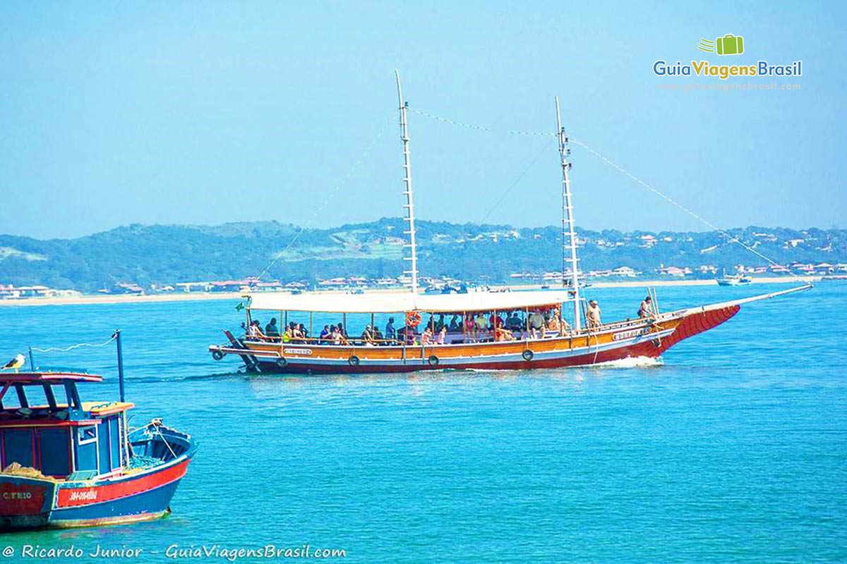 Imagem de barcos de passeio repleto de turistas.