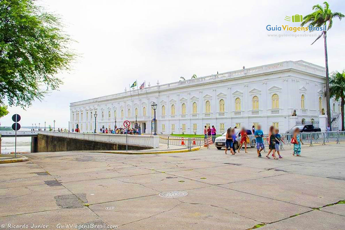 Imagem de turistas passeando pelo centro histórico.