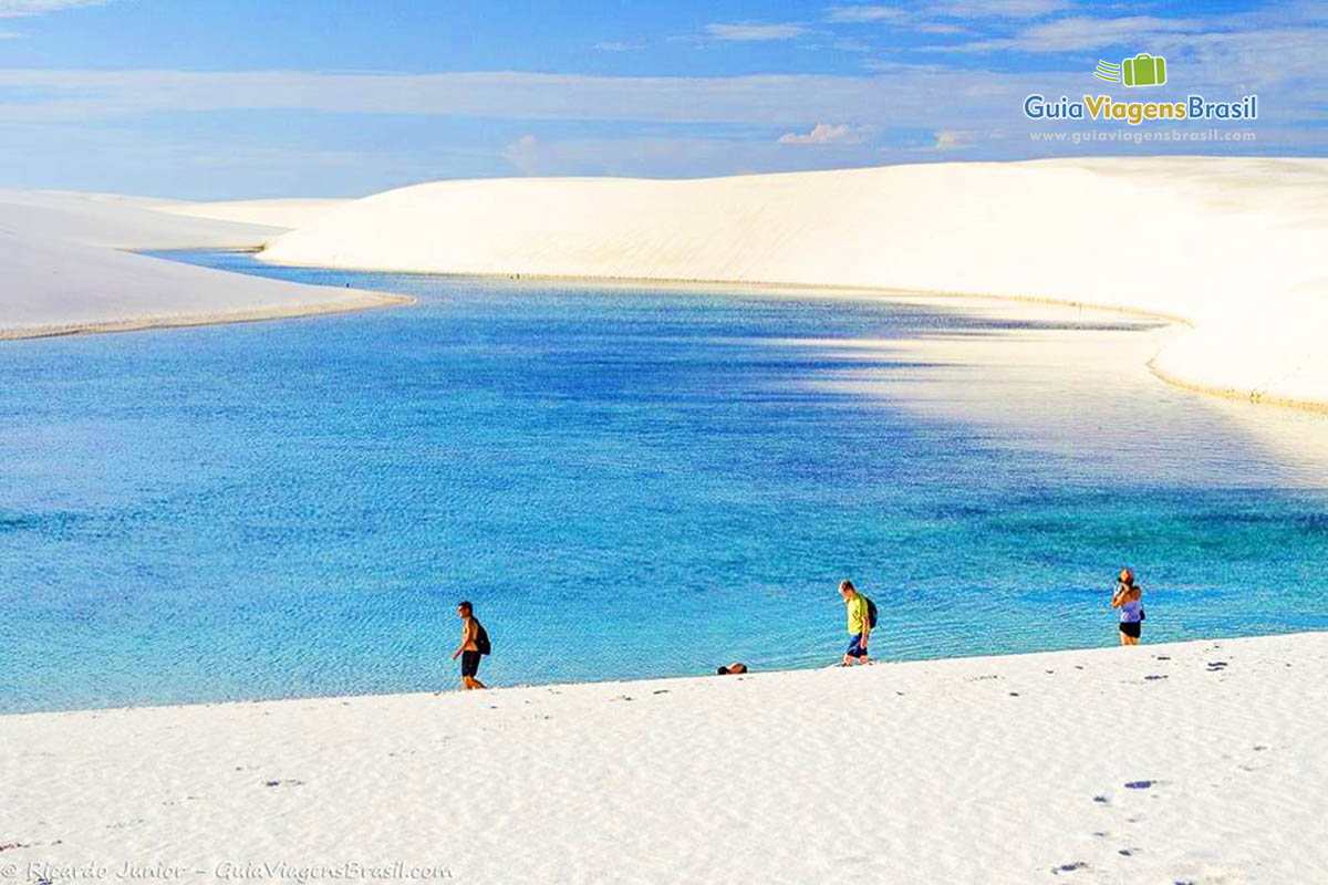 Imagem de turistas nas fantásticas dunas da Lagoa Bonita.