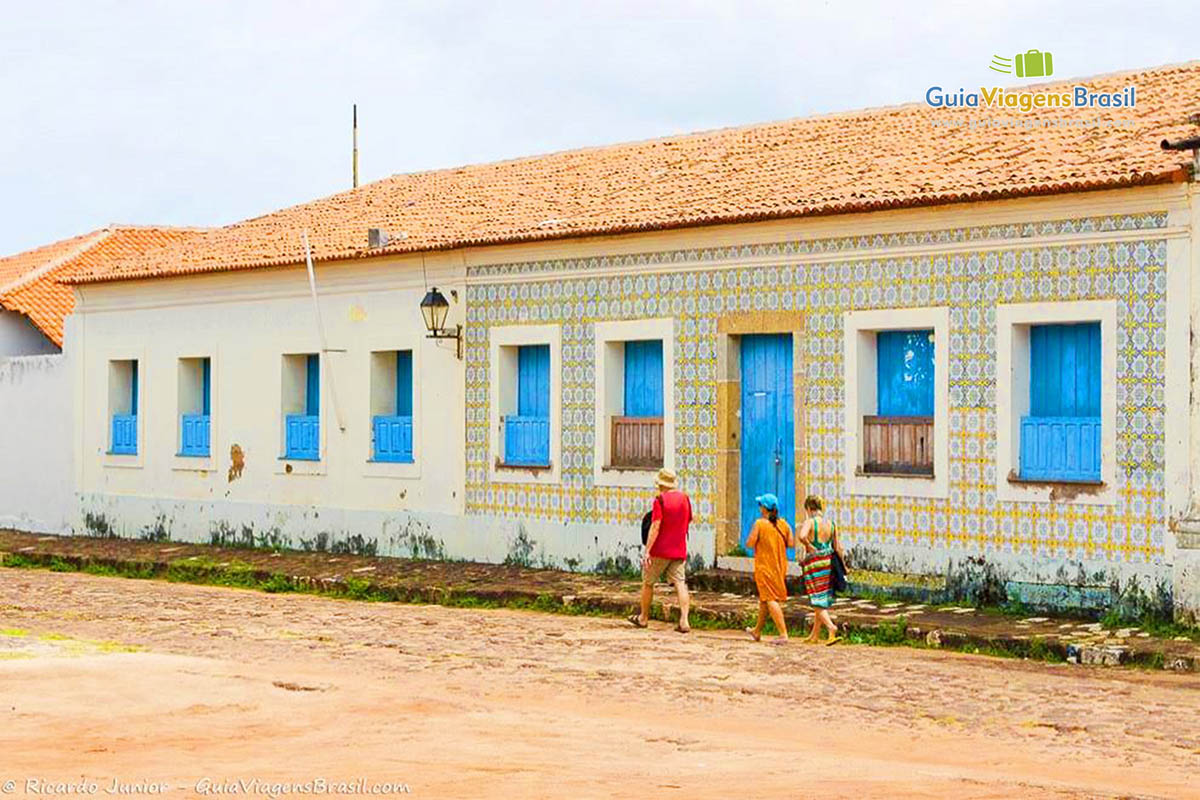 Imagem de visitantes caminhando pelas ruas que revelam da história da cidade.