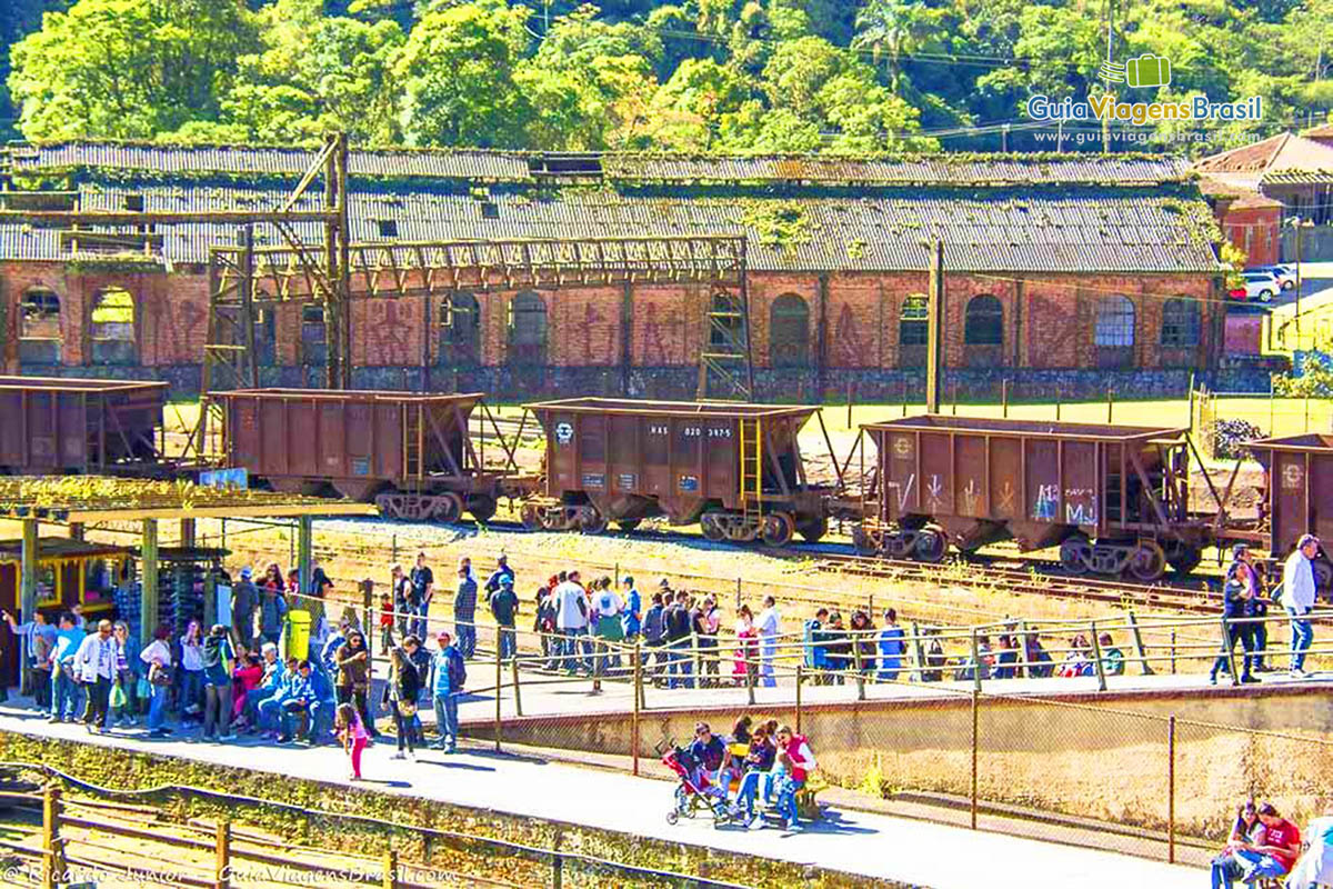 Imagem de turistas na estação de Paranapiacaba. 