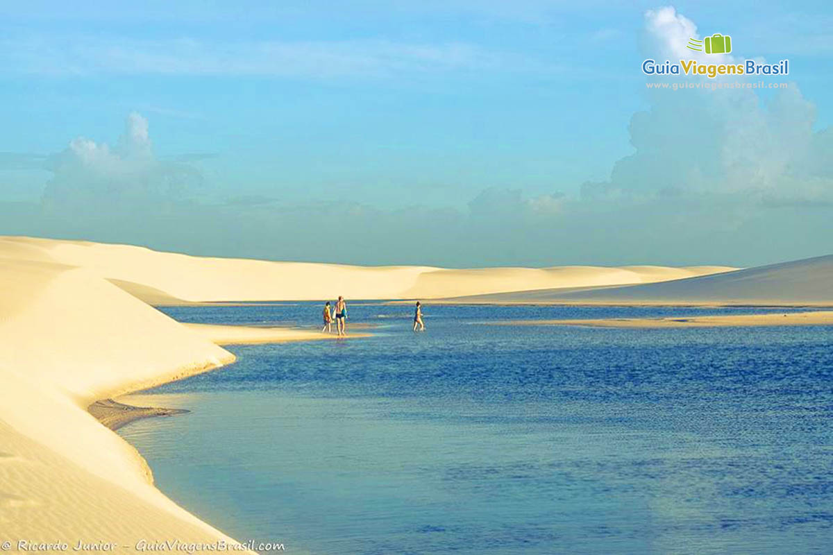 Imagem de turistas nas águas da Lagoa em Santo Amaro.