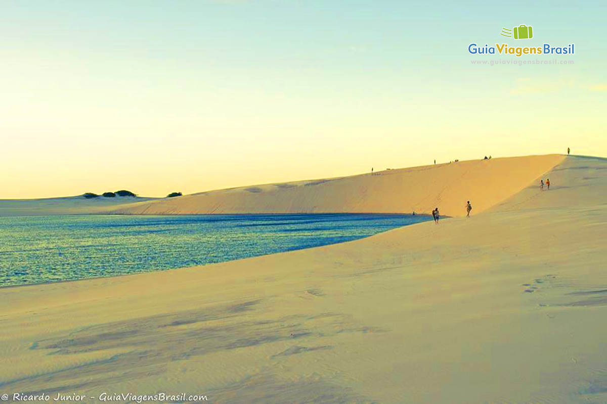 Imagem de turistas nas dunas maravilhosas de Santo Amaro.