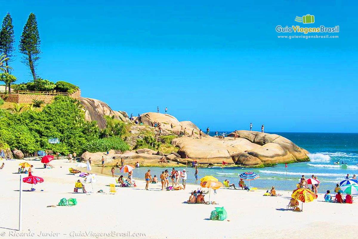 Imagem de guarda sol coloridos na areia da Praia Joaquina.