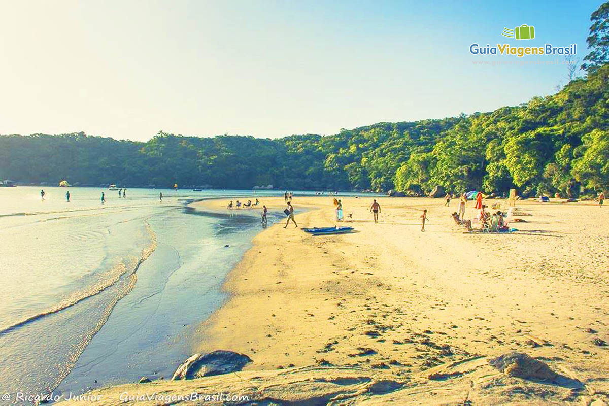 Imagem de turistas na encantadora Praia Caixa D Aço.