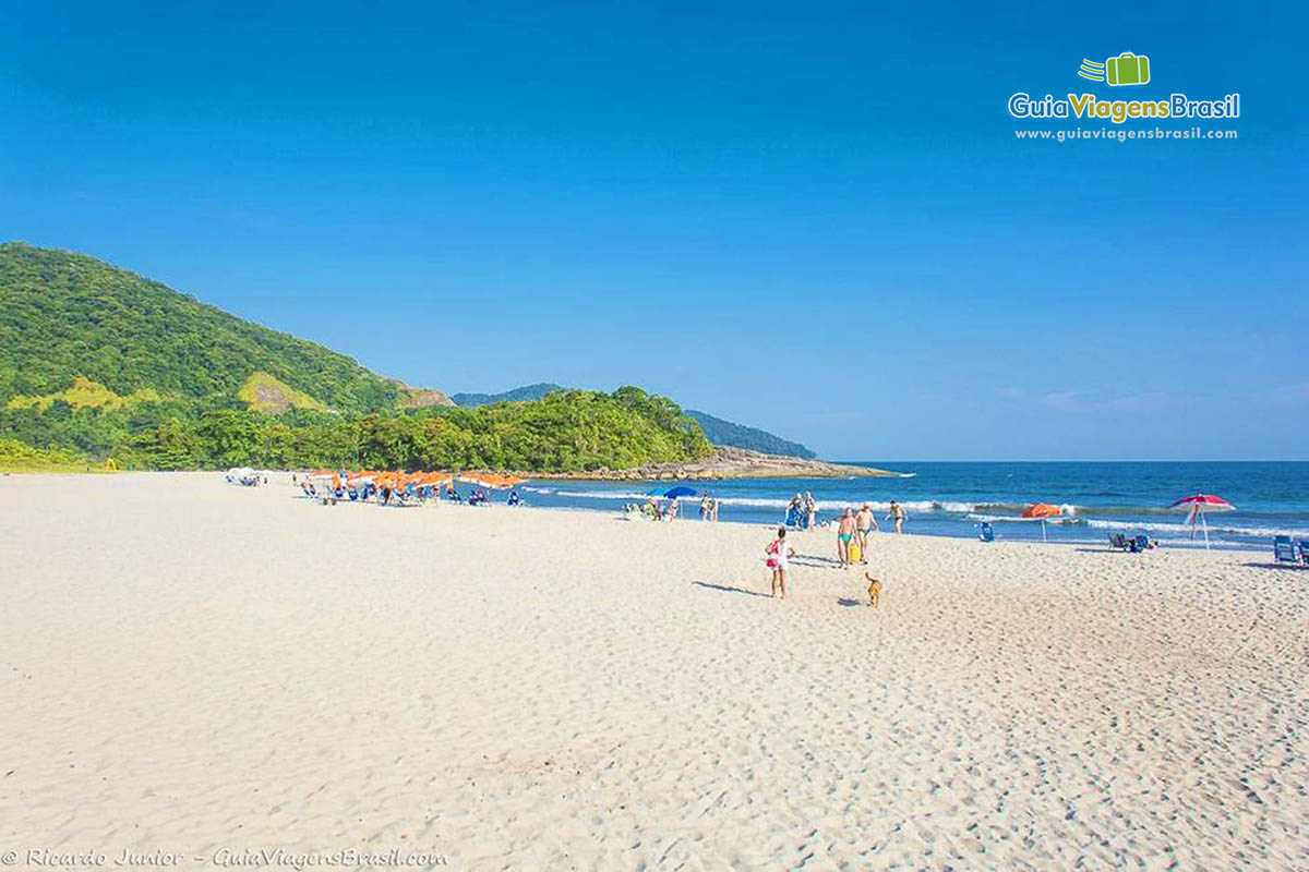 Imagem de famílias na encantadora Praia Cambory.