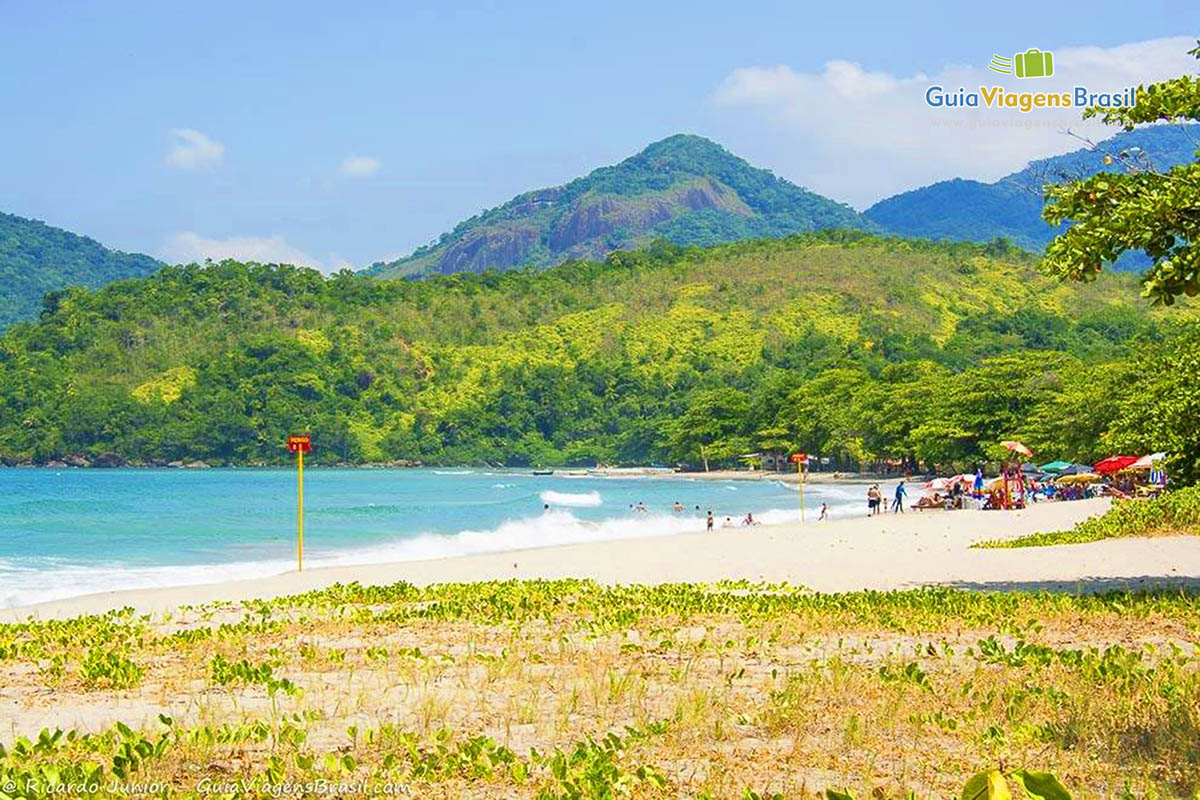 Imagem de lindo dia de sol na Praia de Castelhanos.