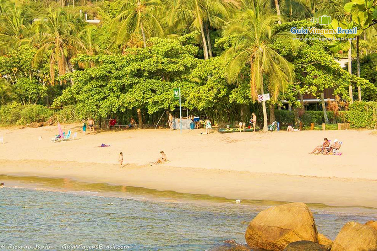 Imagem de turistas na lindíssima Praia da Feiticeira.