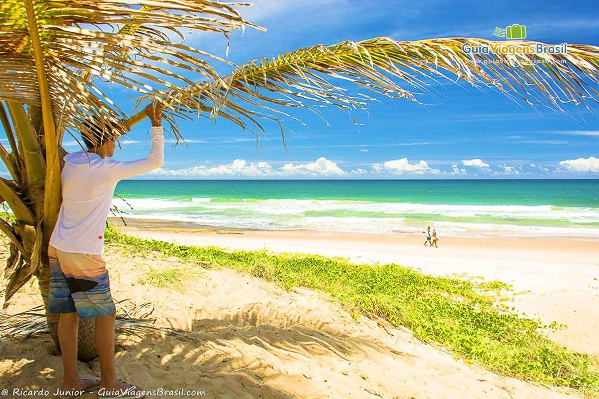 Imagem de turista na bela Praia de Arembepe.