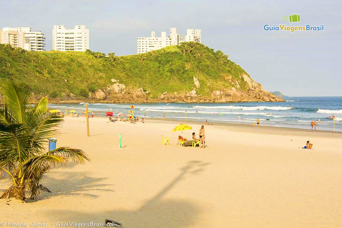 Imagem de turistas na linda Praia do Tombo.