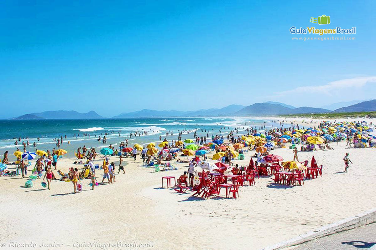 Imagem do lado mais movimentado da Praia da Joaquina.