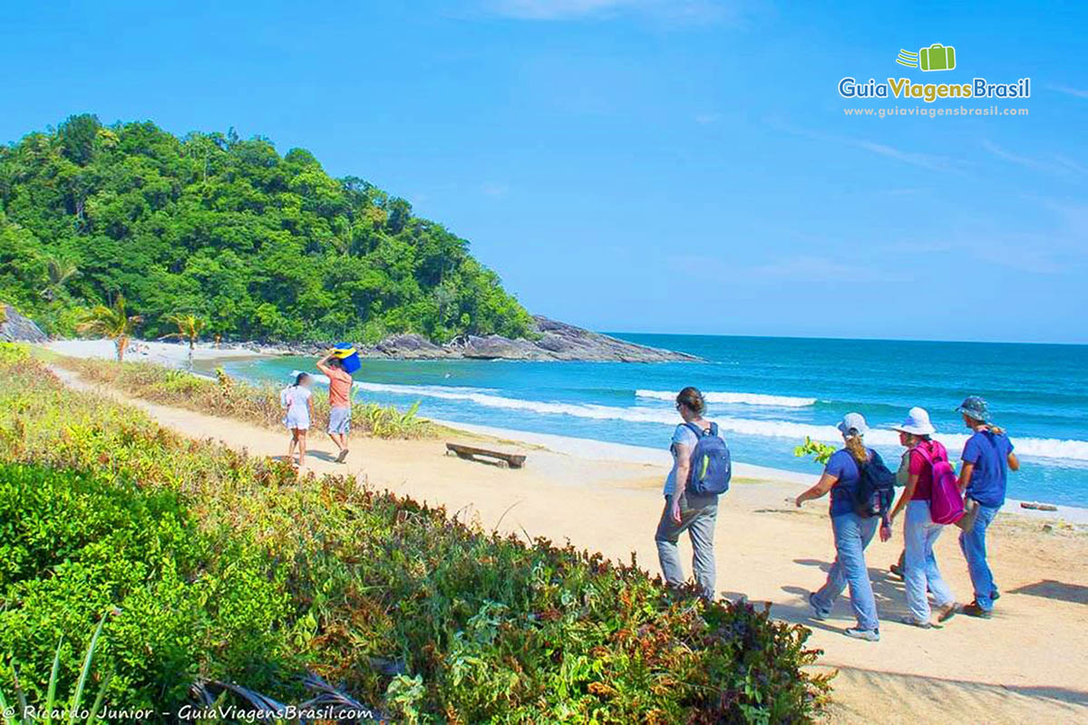 Imagem de turistas chegando na Praia Jureia em São Sebastião.