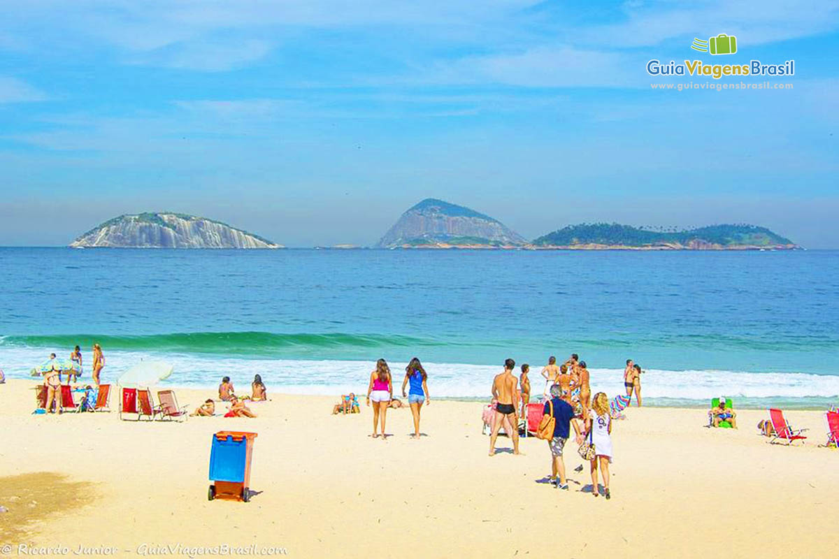 Imagem de turistas nas areias da Praia Leblon.