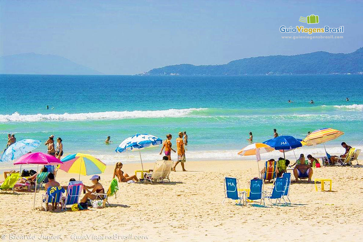 Imagem de turistas na Praia de Mariscal.