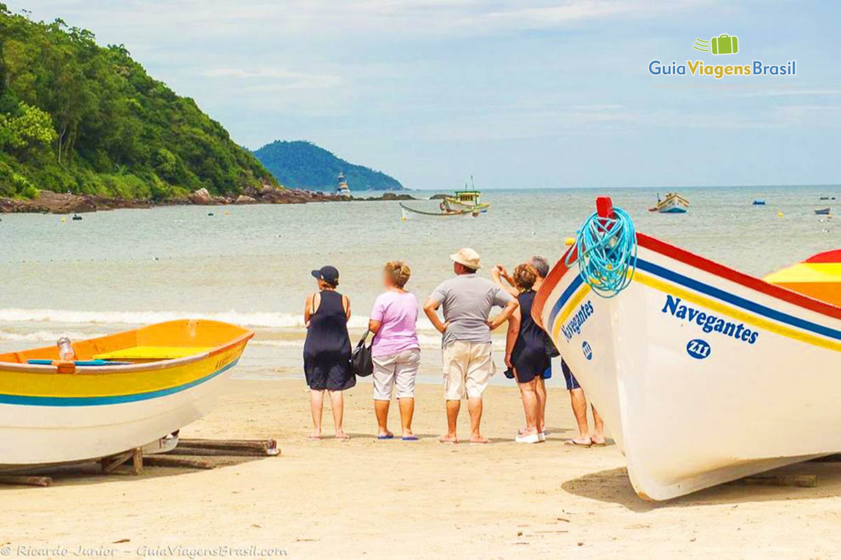 Imagem de turistas admirando a linda praia.