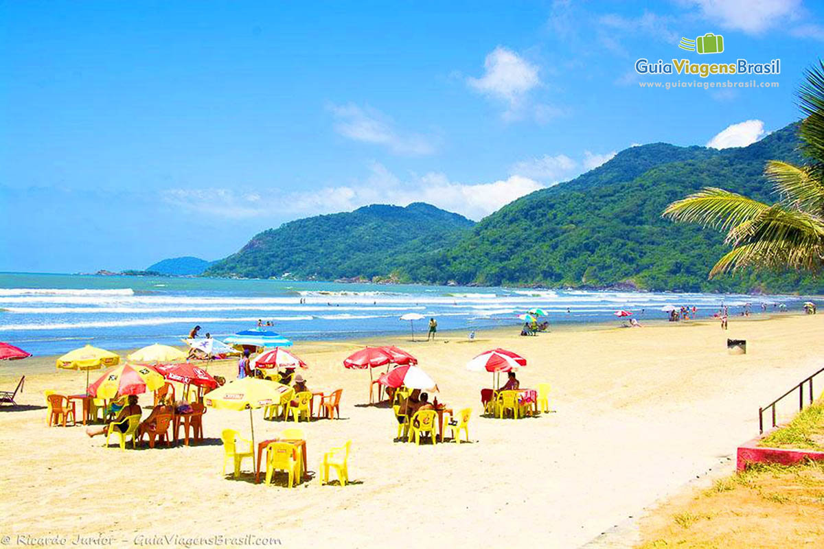 Imagem das ondas da Praia de Peruíbe.