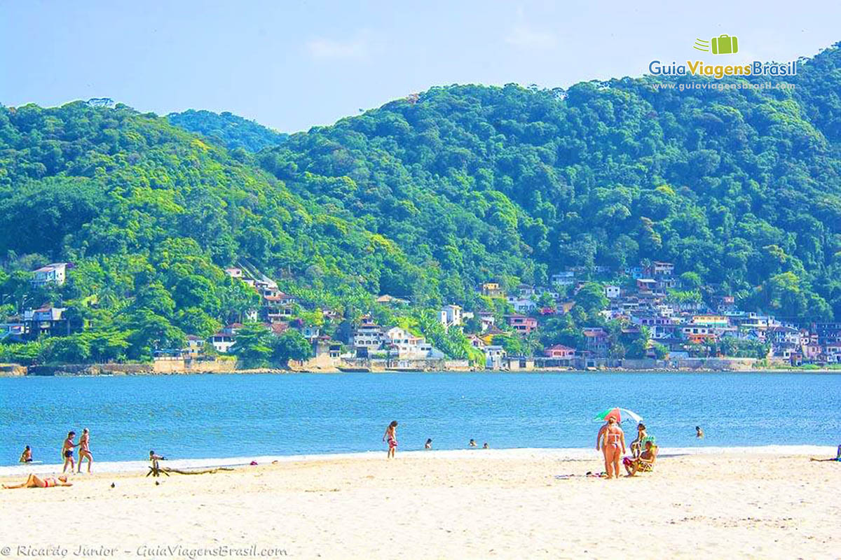 Imagem de turistas nas areias da linda Praia de São Vicente.