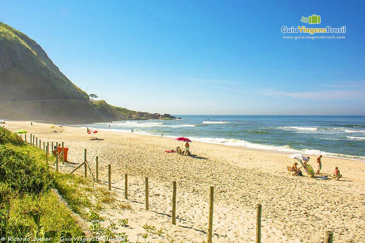 Imagem de turistas na linda Prainha.