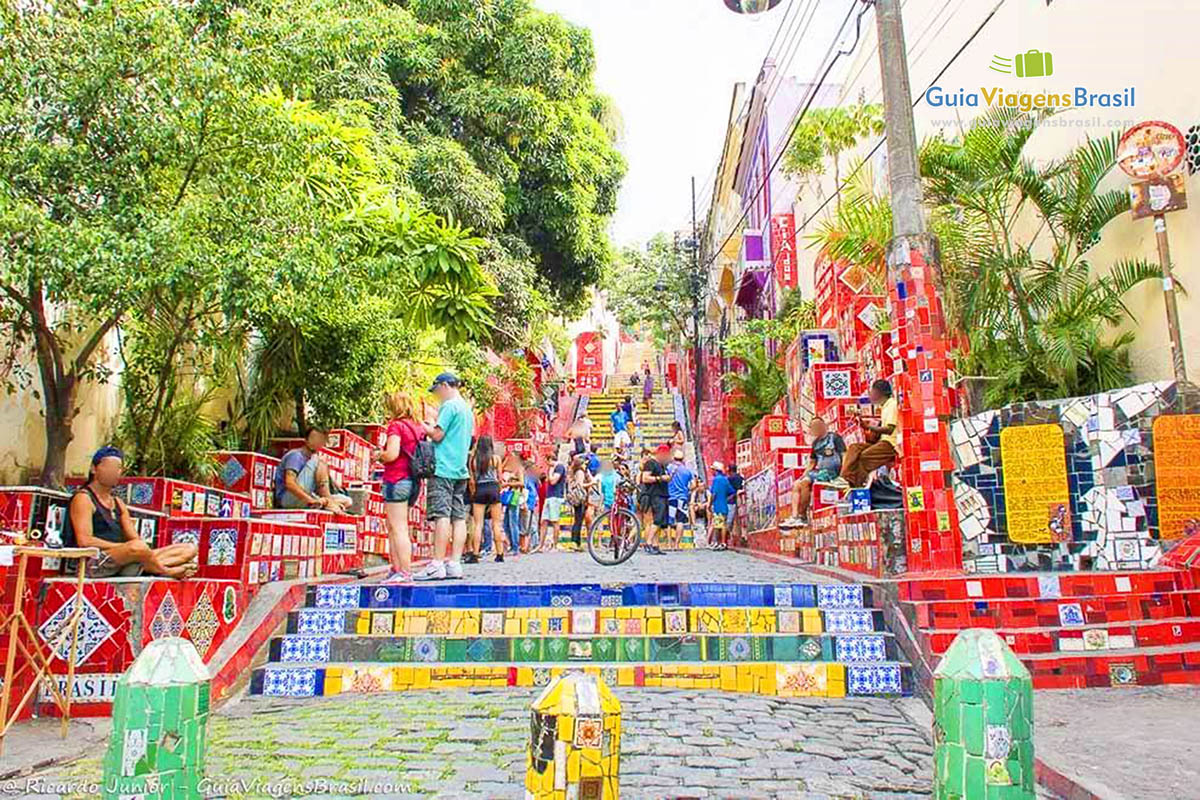 Imagem de turistas na famosa escadaria de Santa Tereza.