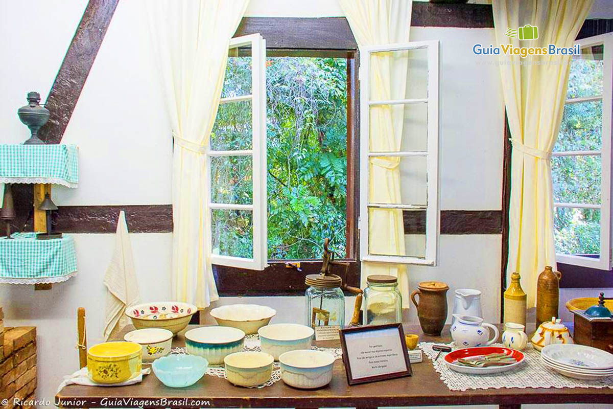 Imagem de uma mesa de madeira com utensílios de cozinha.
