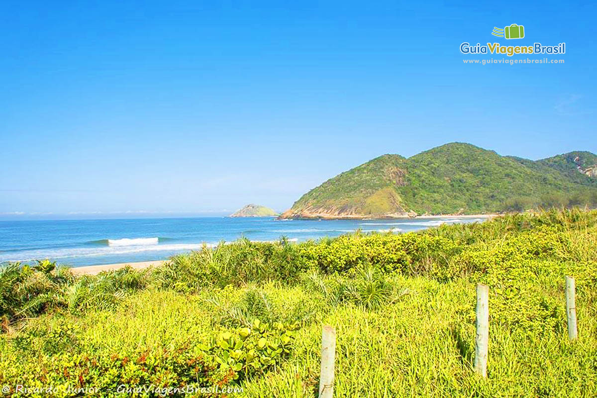 Imagem das belezas da Praia Grumari.