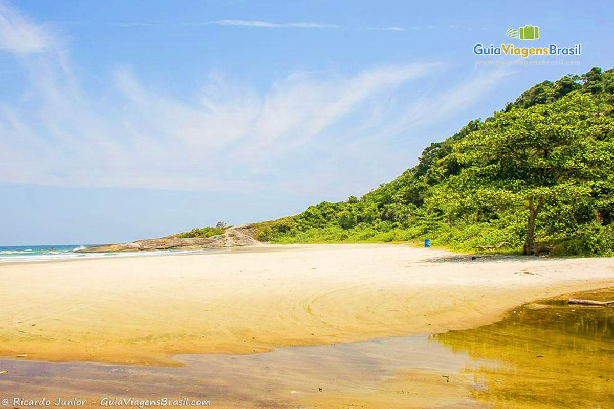 Imagem do canto calmo da Praia do Boracéia.