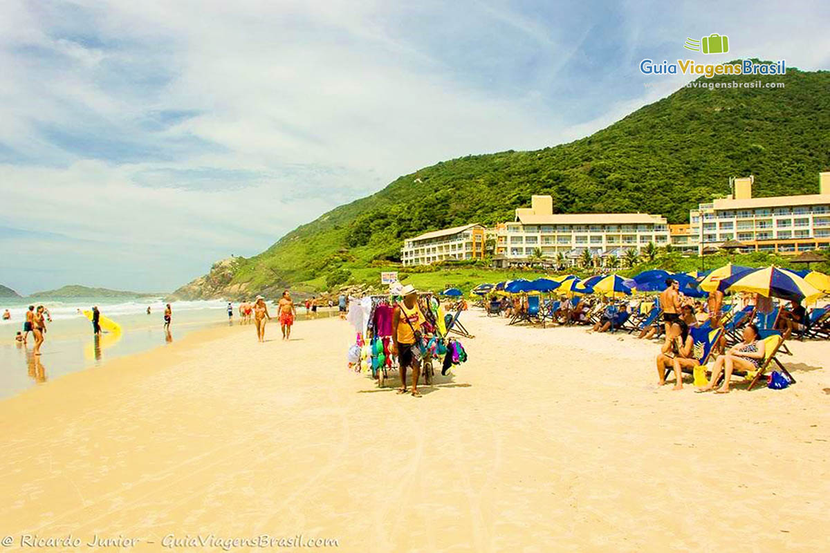 Imagem do vendedor ambulante na Praia do Santinho.