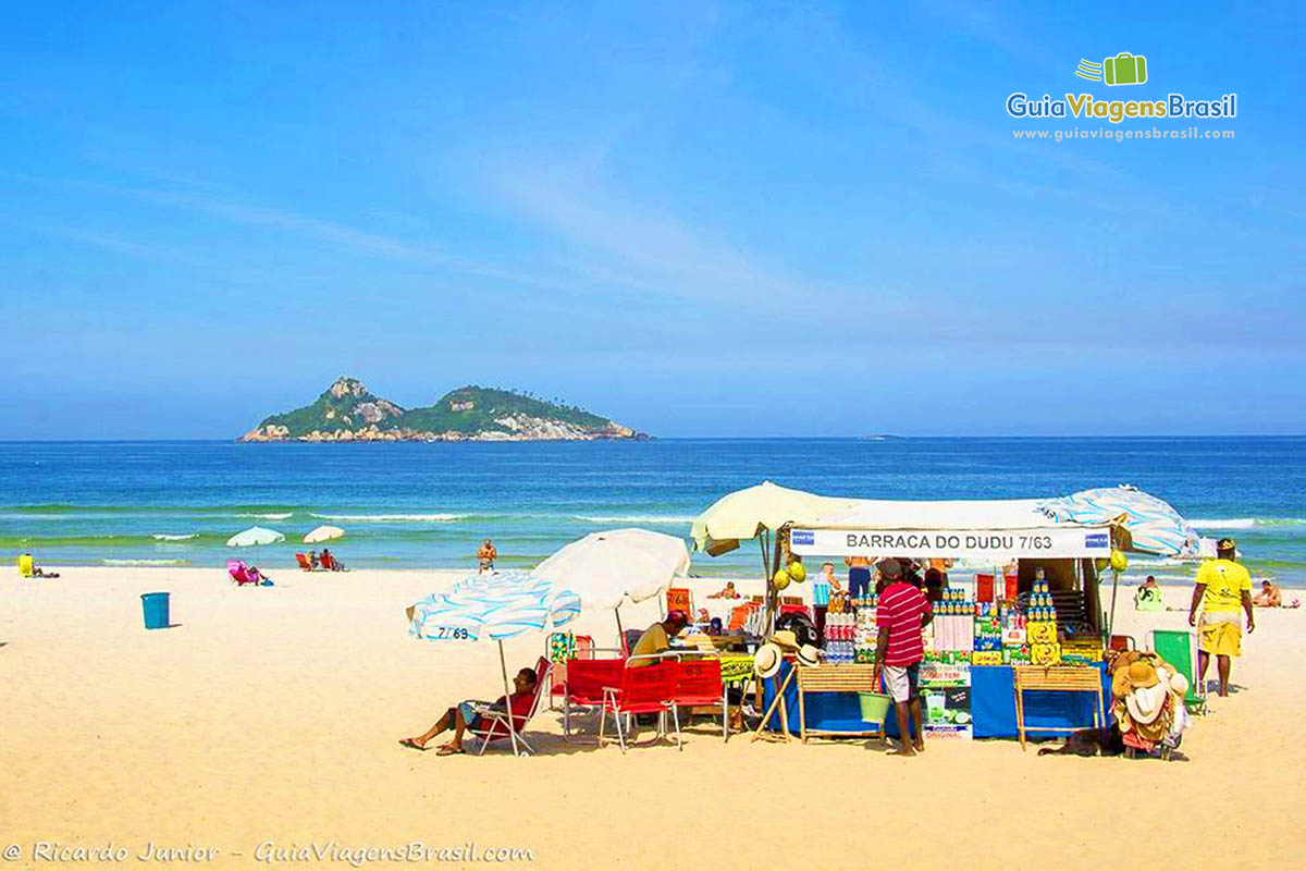 Imagem de vendedores na barraca nas areias da Praia Barra da Tijuca.