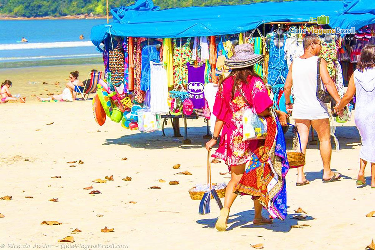 Imagem de vendedores ambulante na Praia de Maranduba.