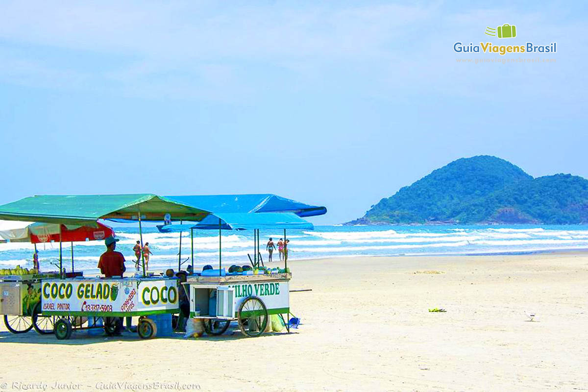 Imagem de carrinhos de vendedores ambulantes na Praia Riviera de São Lourenço.